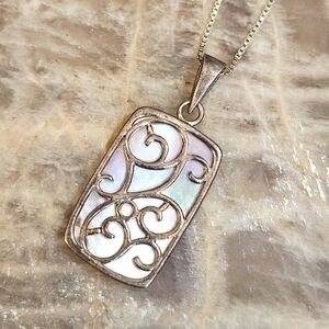 Sterling Silver Mother of Pearl Pendant Necklace & 925 18" Box Chain